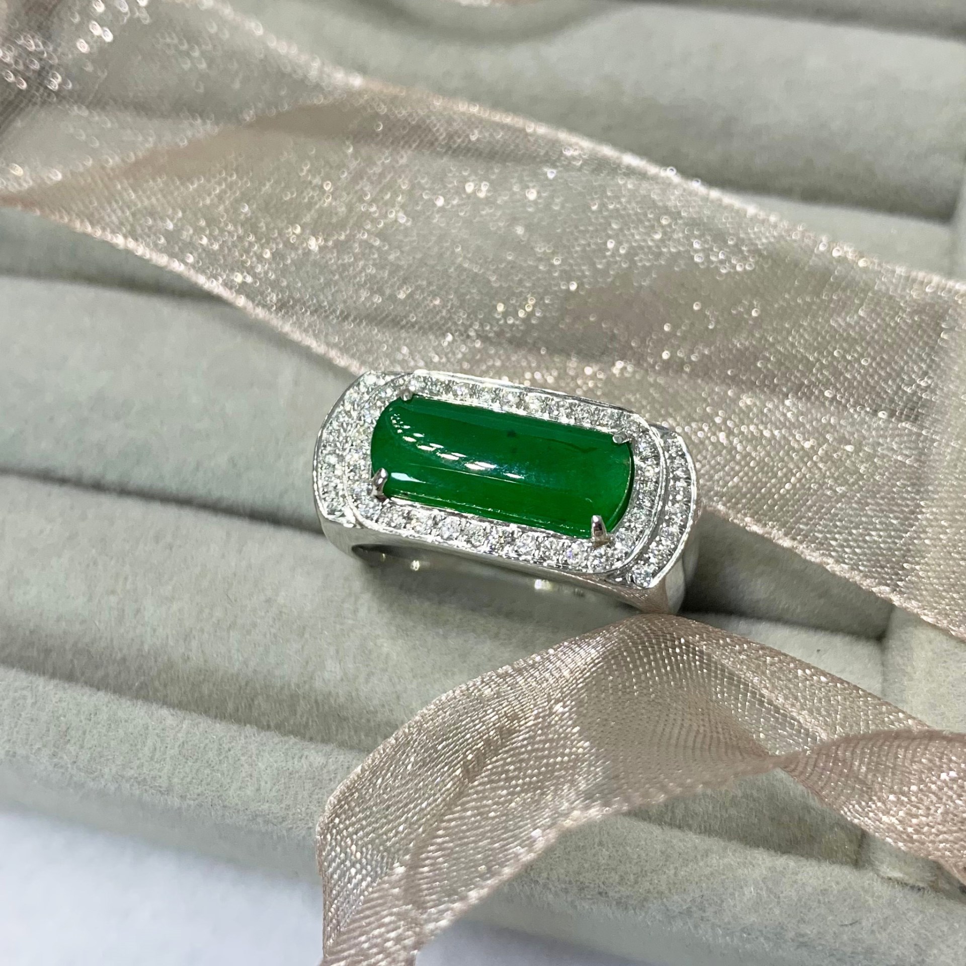 翡翠馬鞍鑽石戒指