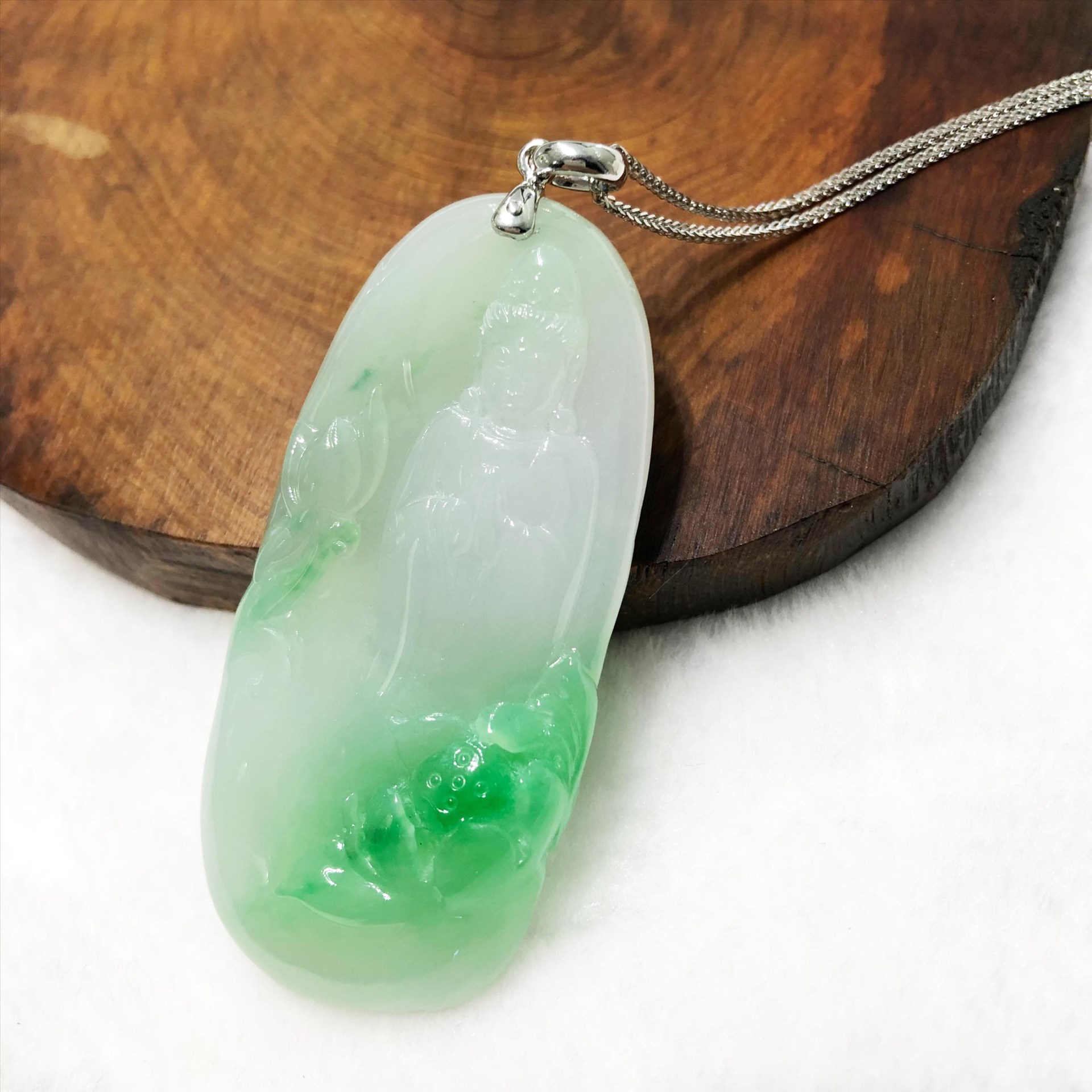 冰種帶綠蓮花觀音玉牌