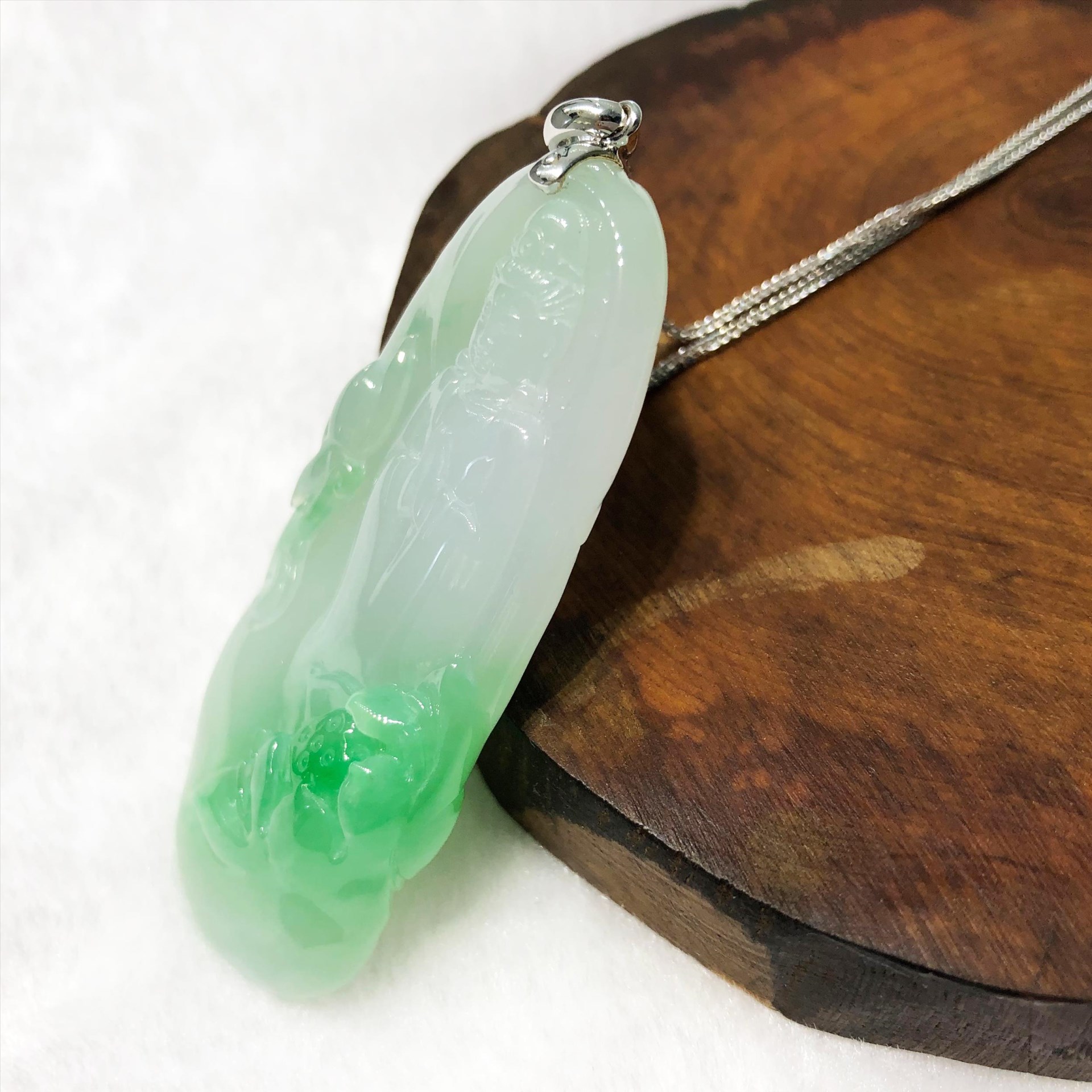 冰種帶綠蓮花觀音玉牌