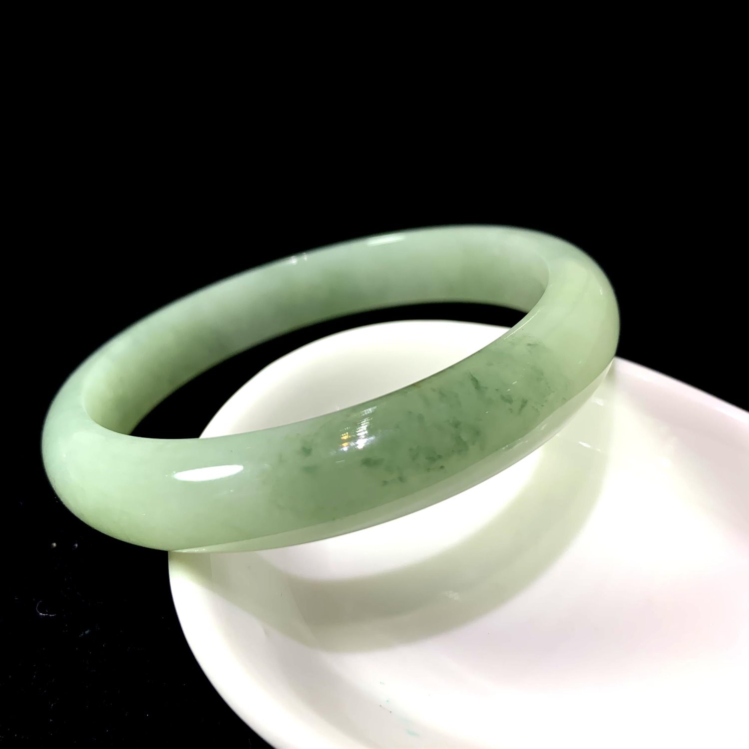 糯種飄綠翡翠玉鐲 (18.3圍)(已售出)