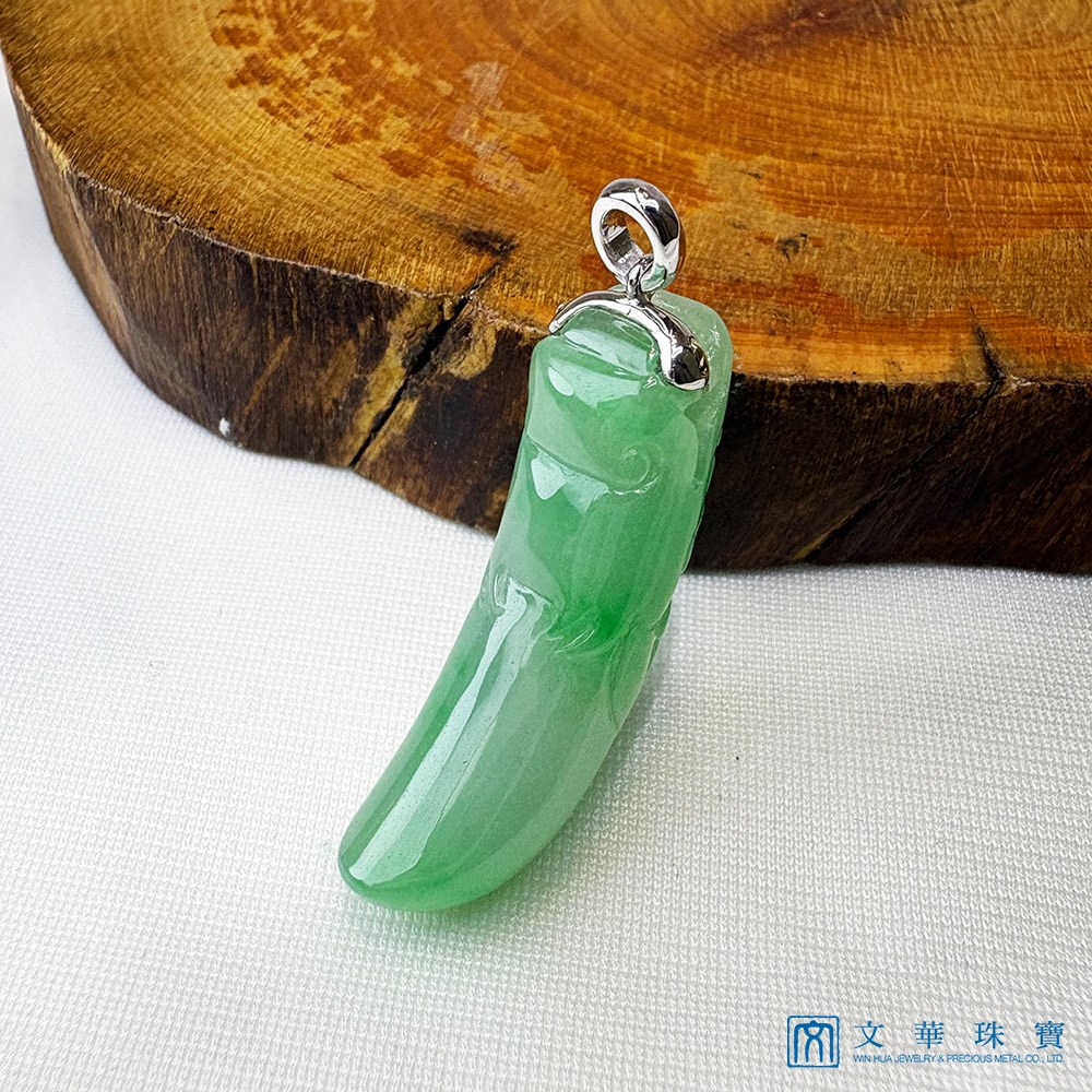 翡翠白底青龍牙玉墜 