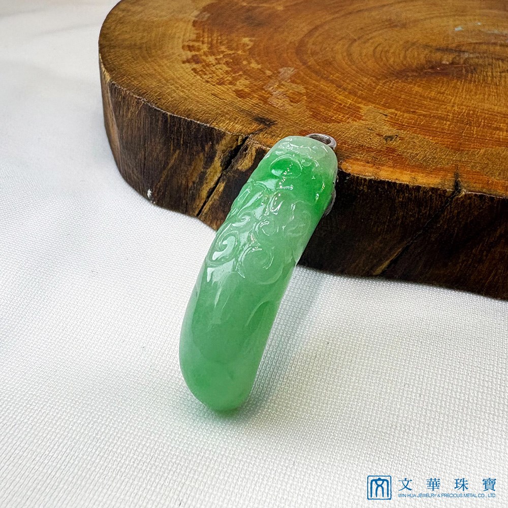 翡翠白底青龍牙玉墜 