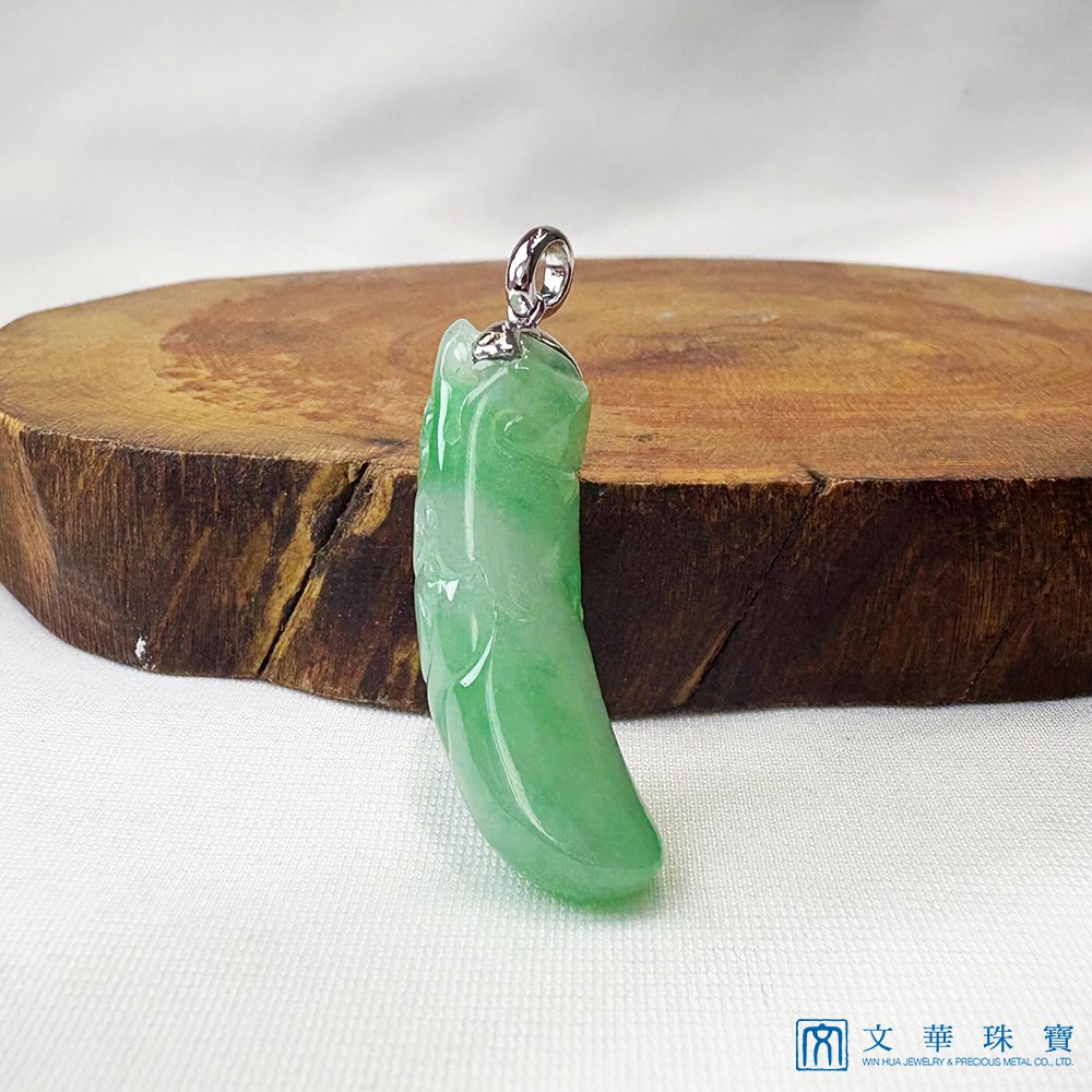 翡翠白底青龍牙玉墜 