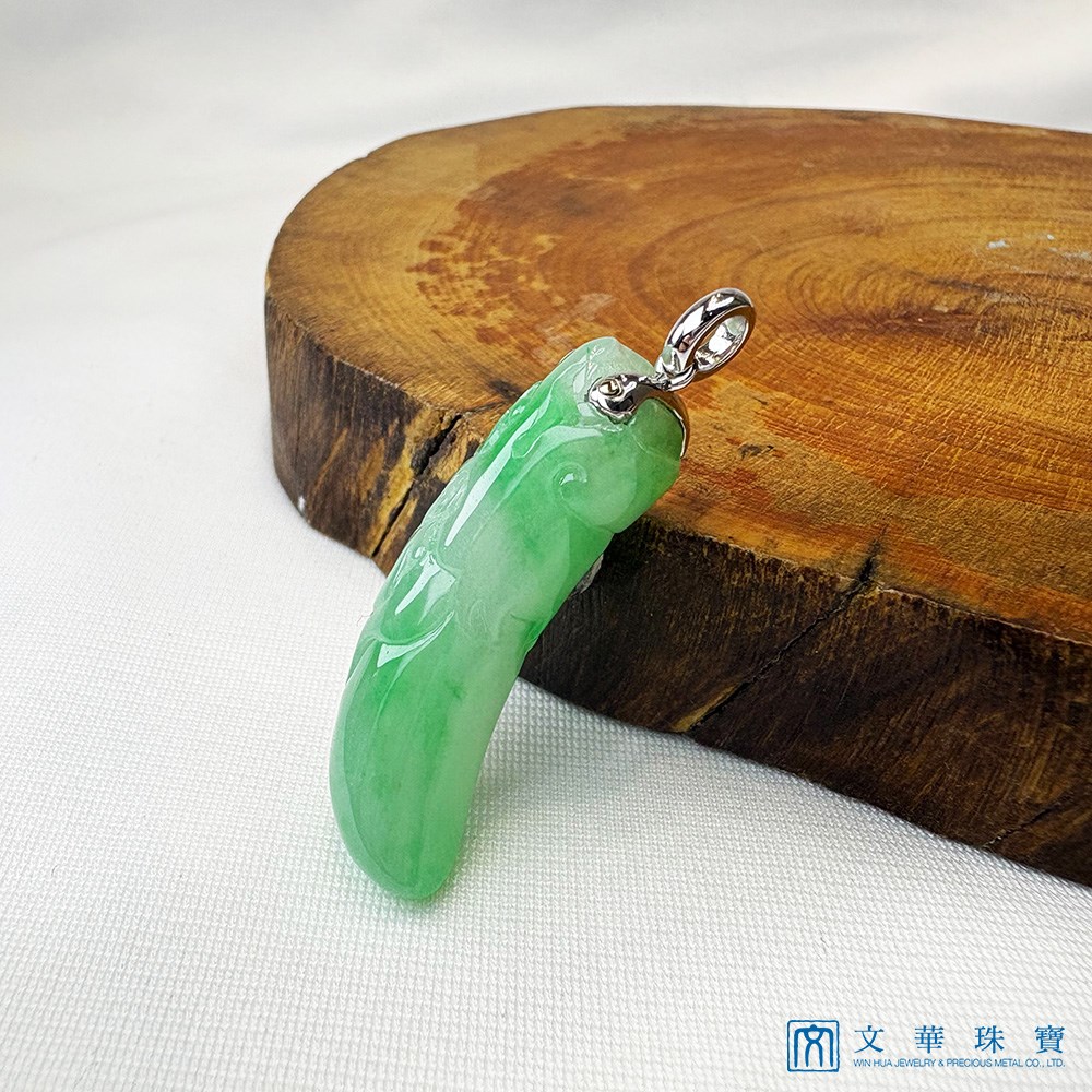 翡翠白底青龍牙玉墜 