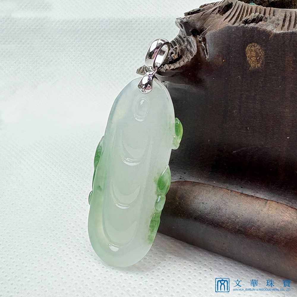 冰糯帶綠寶瓶觀音玉墜