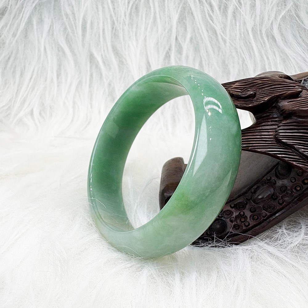 翡翠綠底帶蜜糖寬版貴妃鐲 約17圍