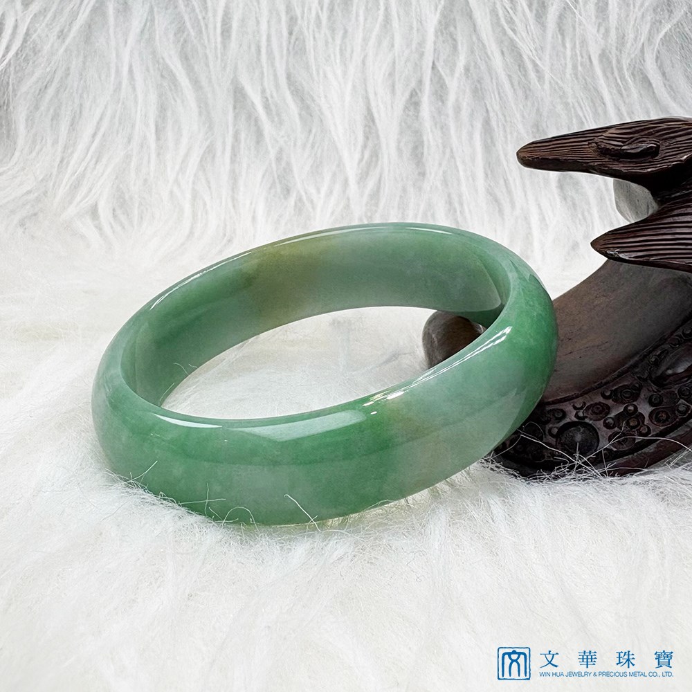 翡翠綠底帶蜜糖寬版貴妃鐲 約17圍