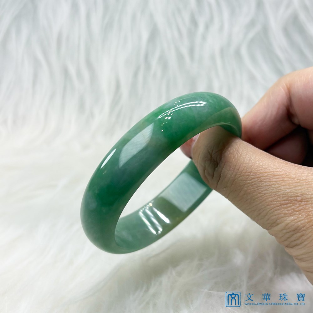 翡翠綠底帶蜜糖寬版貴妃鐲 約17圍