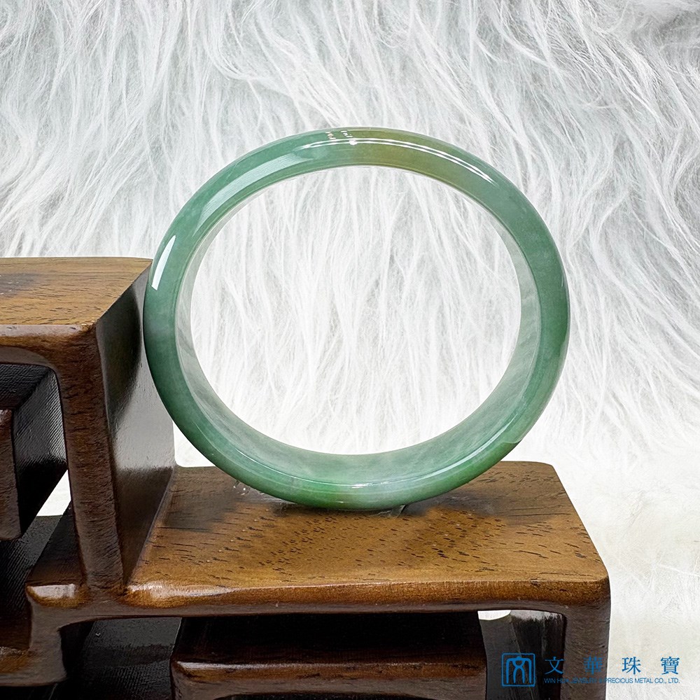 翡翠綠底帶蜜糖寬版貴妃鐲 約17圍