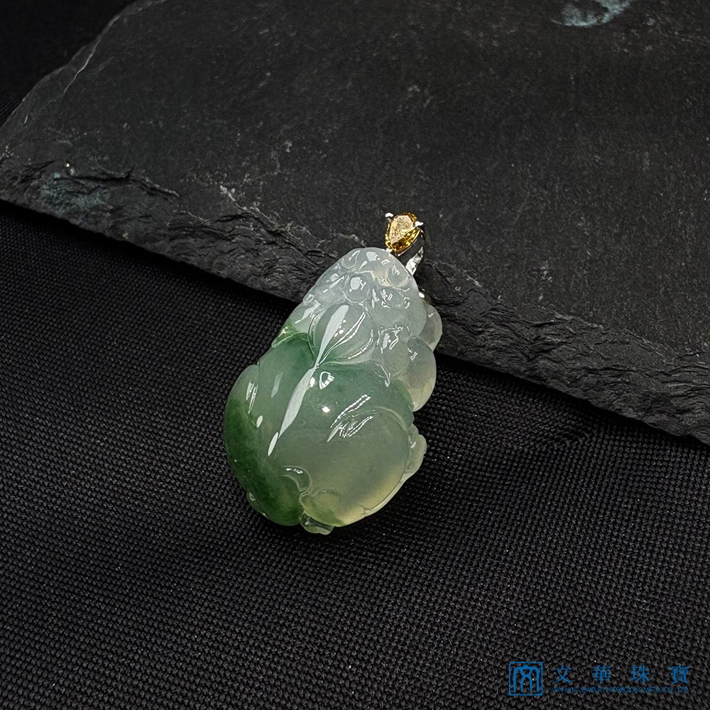 冰種飄綠貔貅玉墜