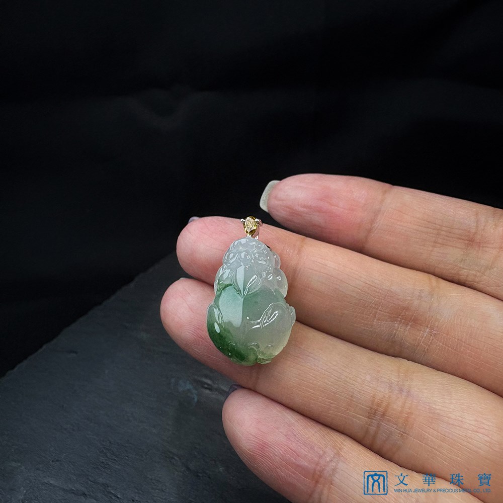 冰種飄綠貔貅玉墜