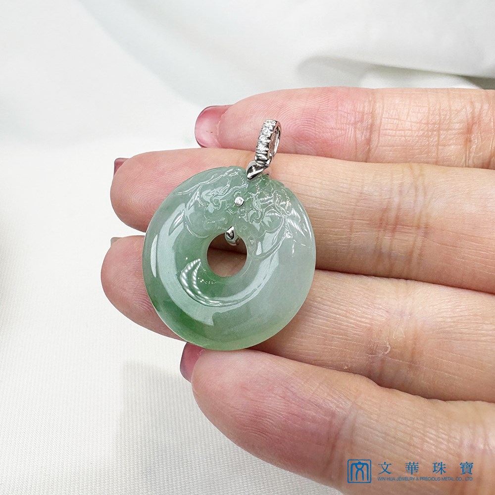 冰糯帶綠龍紋玉扣玉墜