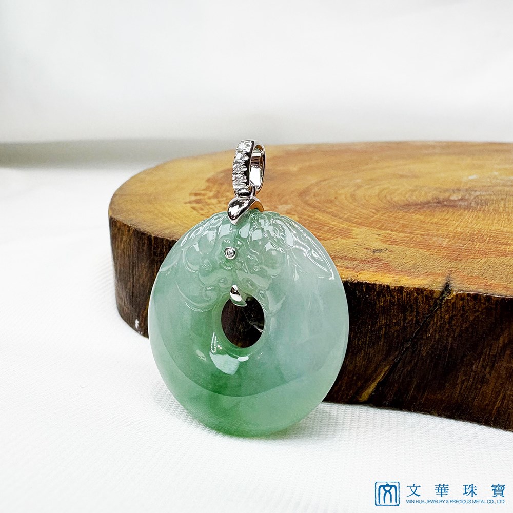 冰糯帶綠龍紋玉扣玉墜