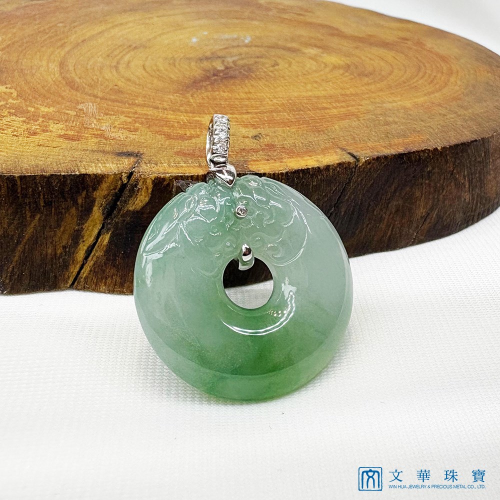 冰糯帶綠龍紋玉扣玉墜