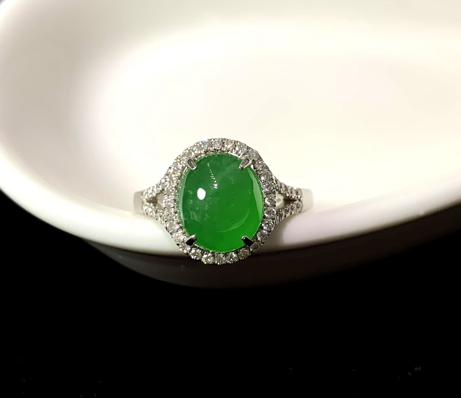 經典翡翠蛋面鑽戒